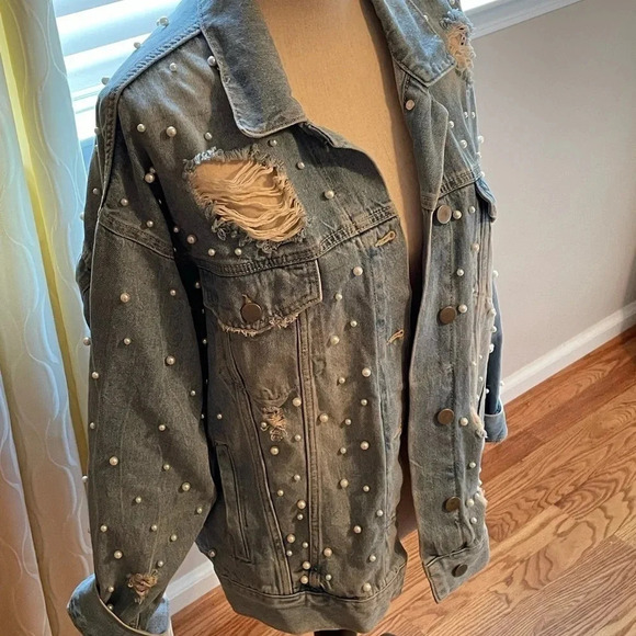 Free People Distressed Denim Jacket Pearls Size Small Oversized Silver Buttons - Picture 2 of 8